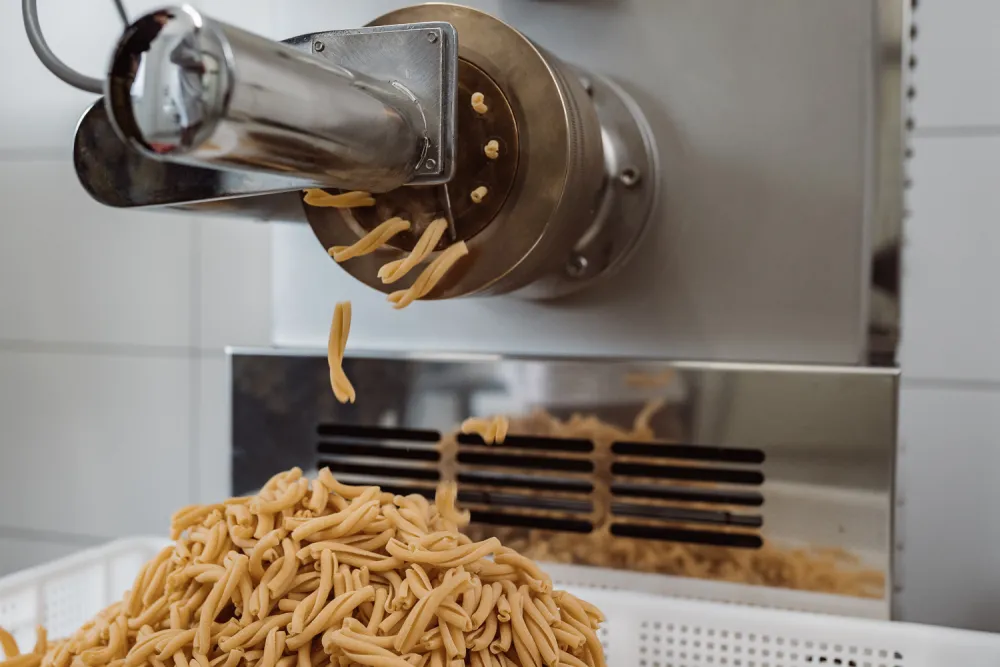 Nudelmaschine in der Manufaktur